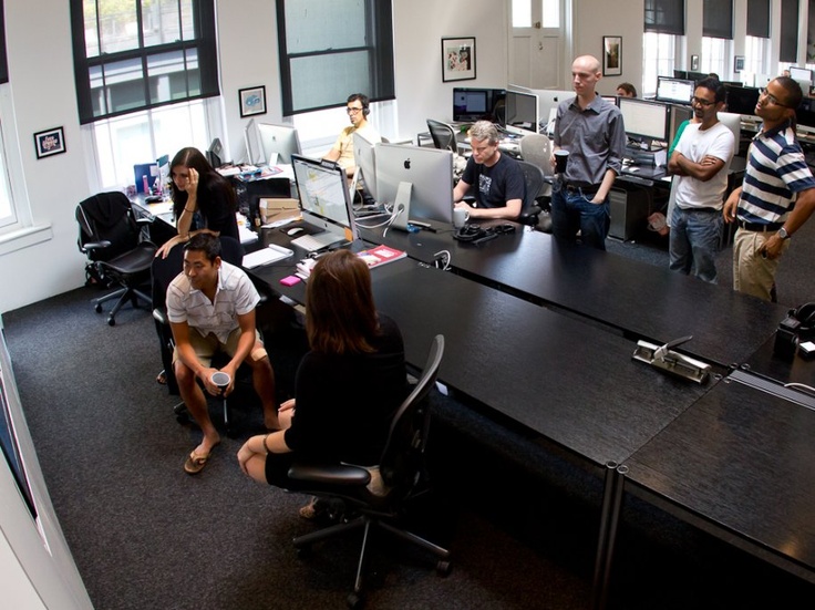 Sonne geht über einer ruhigen Landschaft auf