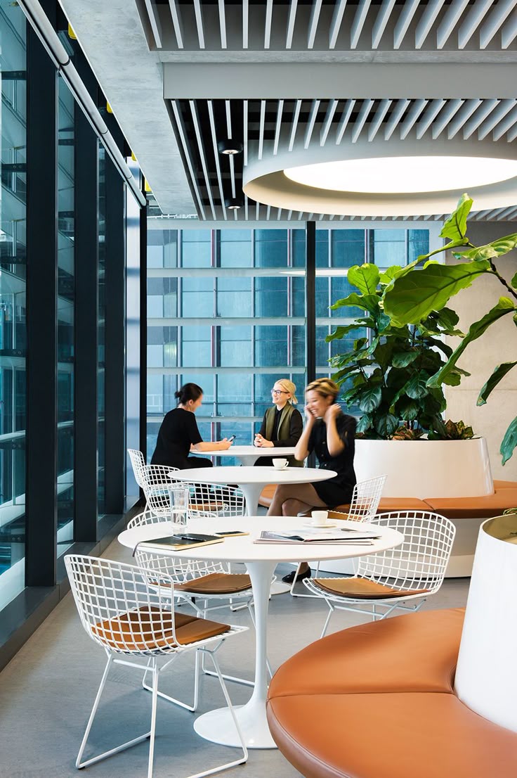 Fokussierte Nahaufnahme von Kopfhörern auf einem Schreibtisch